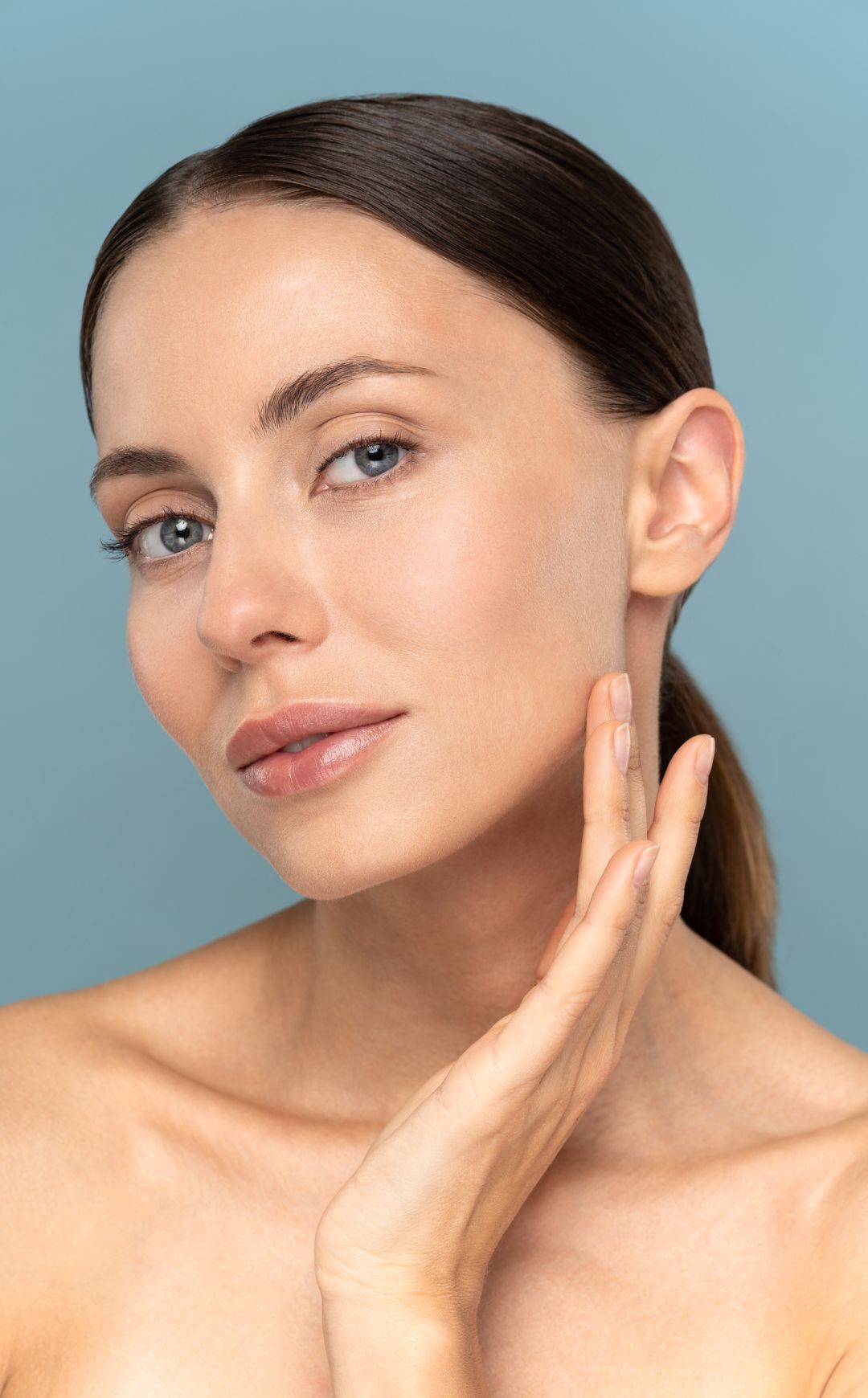 Mujer recibiendo tratamiento de rinoplastia no quirúrgica