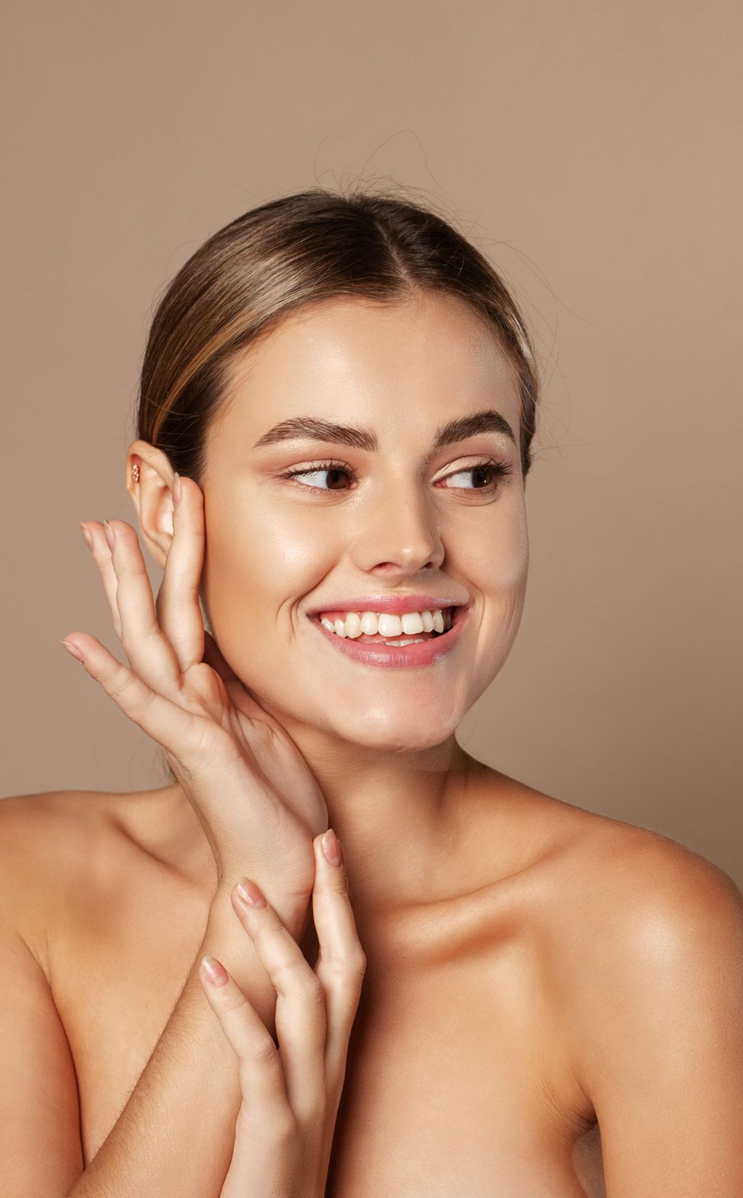 Cliente recibiendo tratamiento de contorno facial